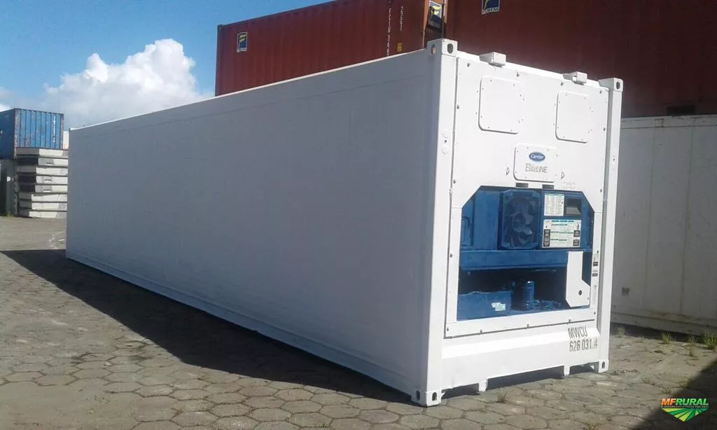 Container branco refrigerado em um pátio aberto