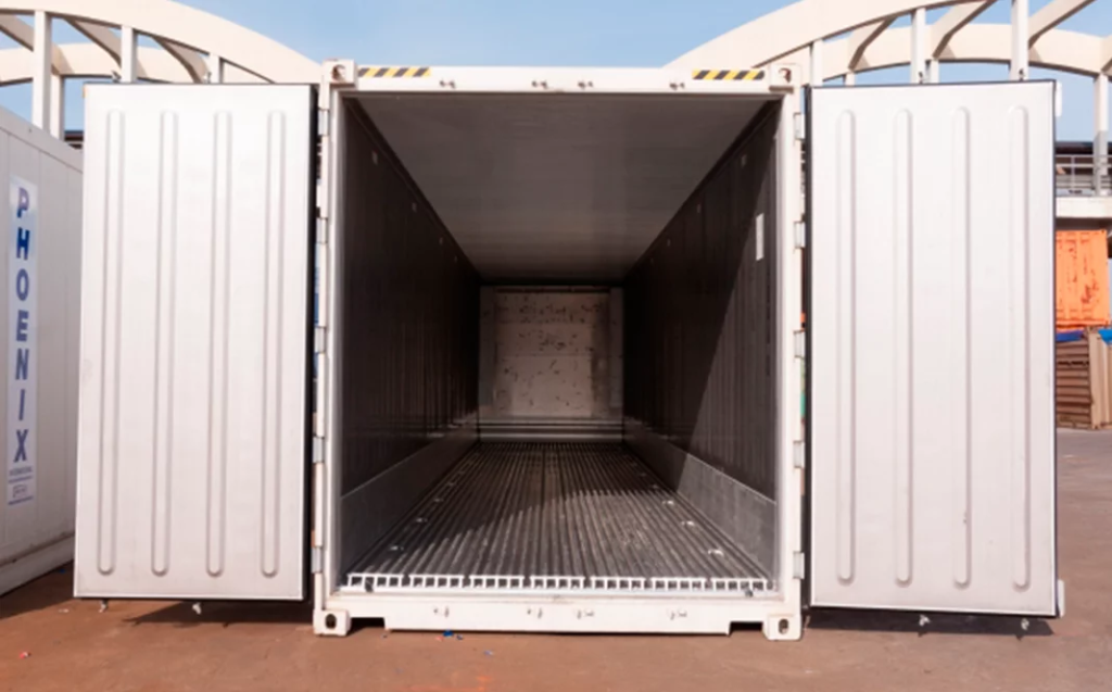 Container branco aberto em um pátio com isolante interno