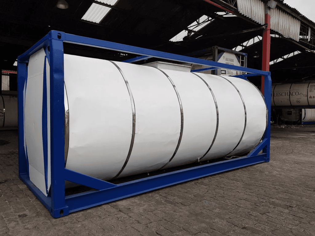Container branco em formato de tanque/isotank para transporte de líquidos, gases e cargas perigosas