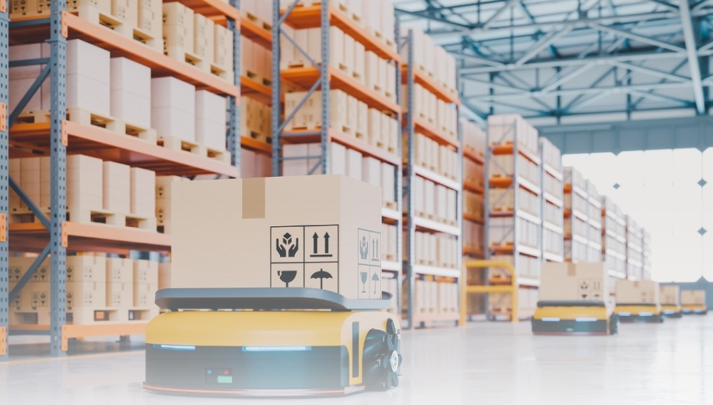 Robôs autônomos transportando caixas em um armazém com prateleiras altas repletas de produtos.