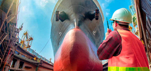 Empregado das docas que trabalha na carga e descarga dos navios. Navio e estivador.